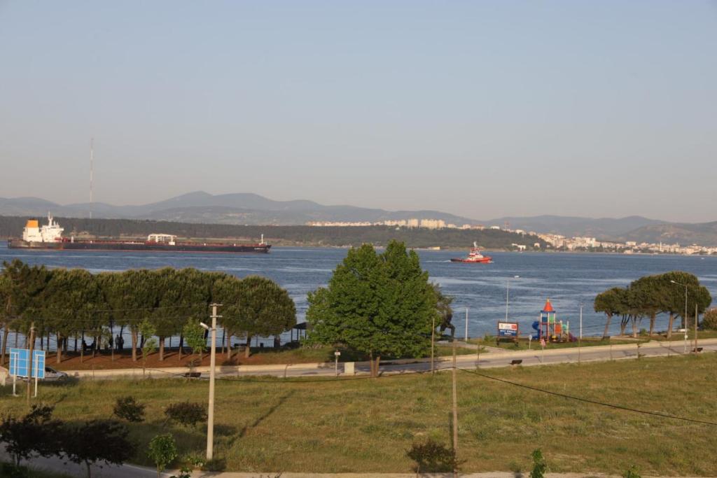 une grande masse d'eau avec un bateau dans l'eau dans l'établissement Eceabat Doğa Pansiyon-Hotel, à Eceabat