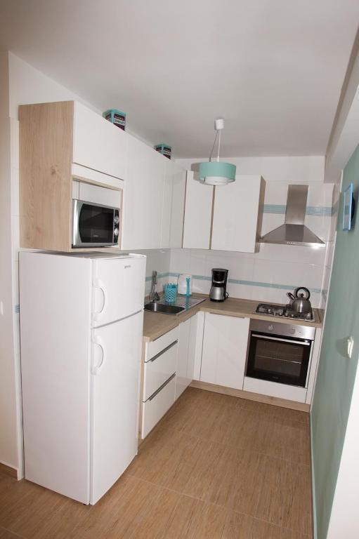 Kuchyňa alebo kuchynka v ubytovaní Apartments Vrbnik (879)