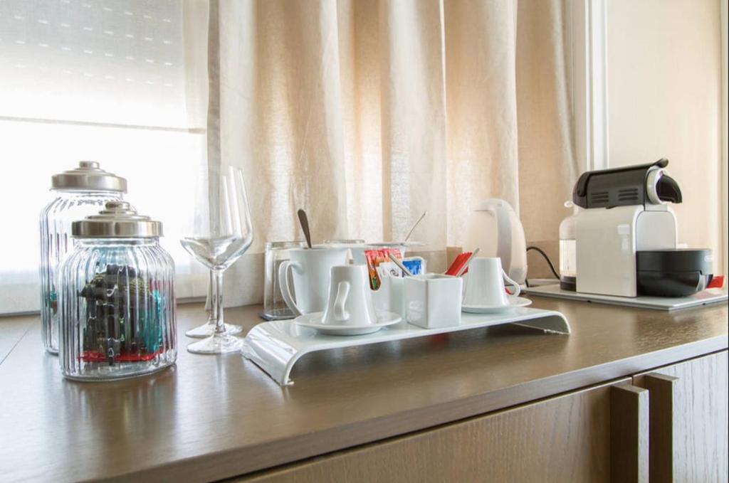 Příslušenství pro přípravu čaje a kávy v ubytování Ginevra Rooms