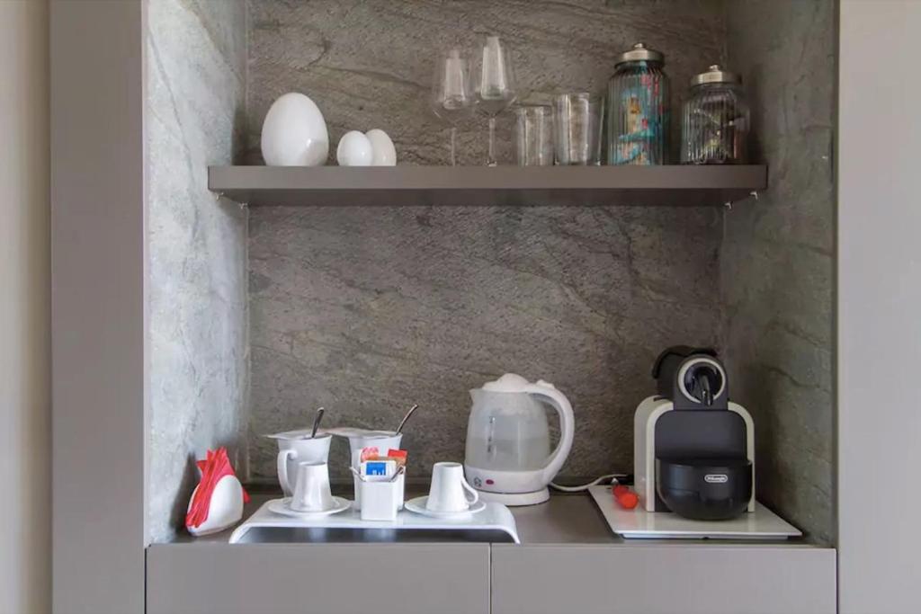 Příslušenství pro přípravu čaje a kávy v ubytování Ginevra Rooms