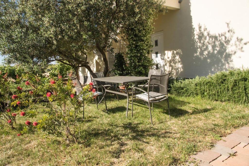 una mesa y sillas en el patio de una casa en Apartments Joseph and Mary, en Trogir