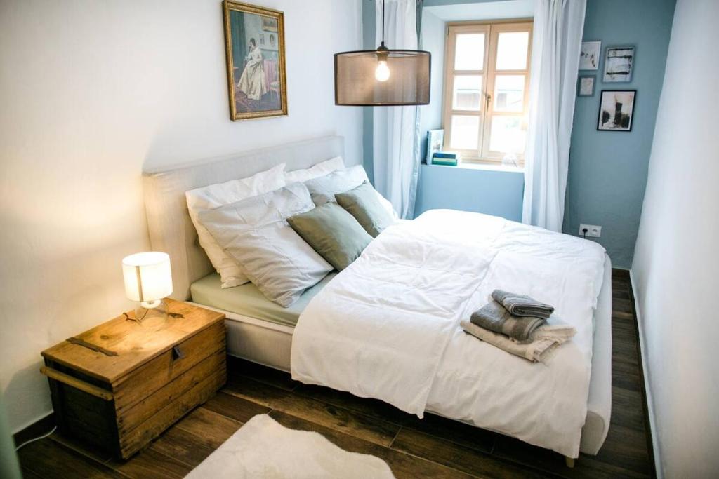 Posteľ alebo postele v izbe v ubytovaní Apartment Aussee- Beletage Salzherrenhof- Küche, WLAN, Netflix