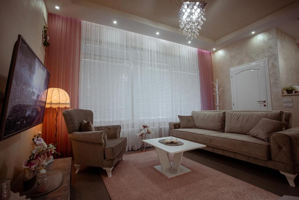 salon z kanapą i stołem w obiekcie Studio apartman Dona w mieście Nova Varoš