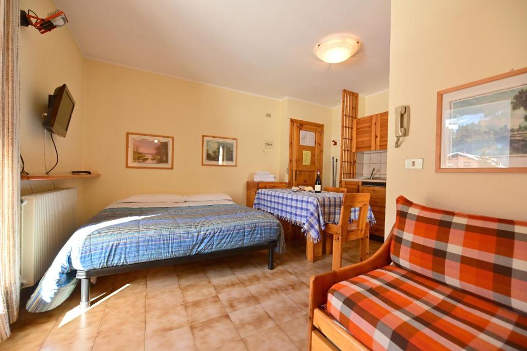 Tempat tidur dalam kamar di Residence Raethia tra Bormio e Livigno