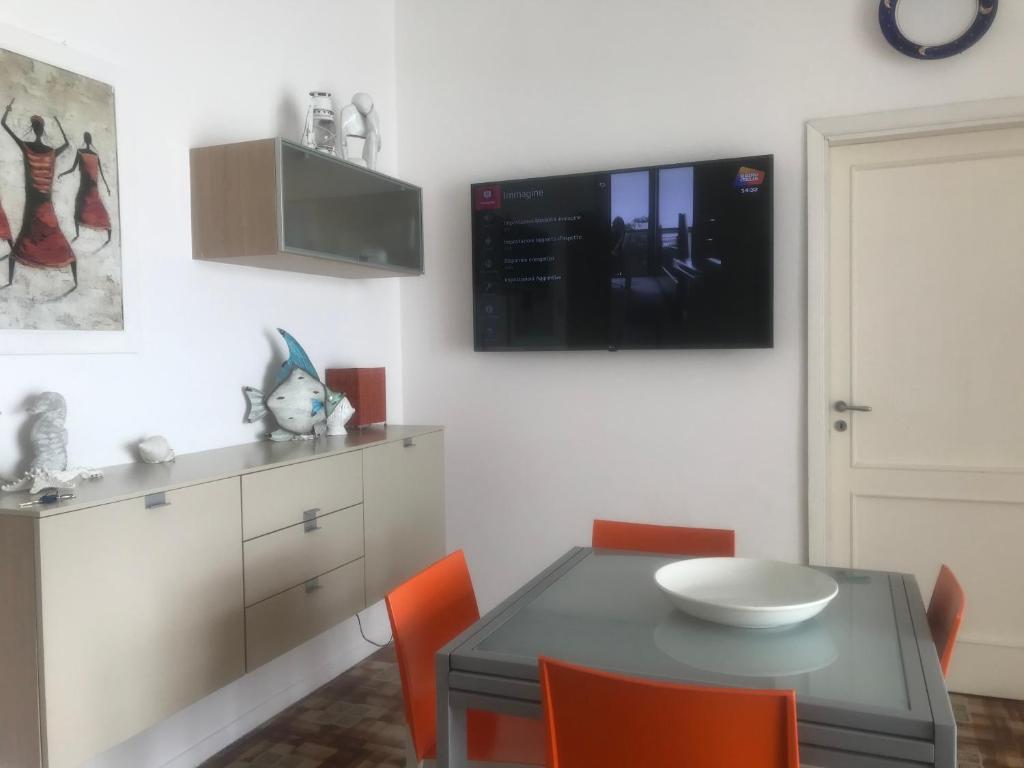 a kitchen with a table and orange chairs at Villa a Diamante Sulla Spiaggia in Belvedere Marittimo