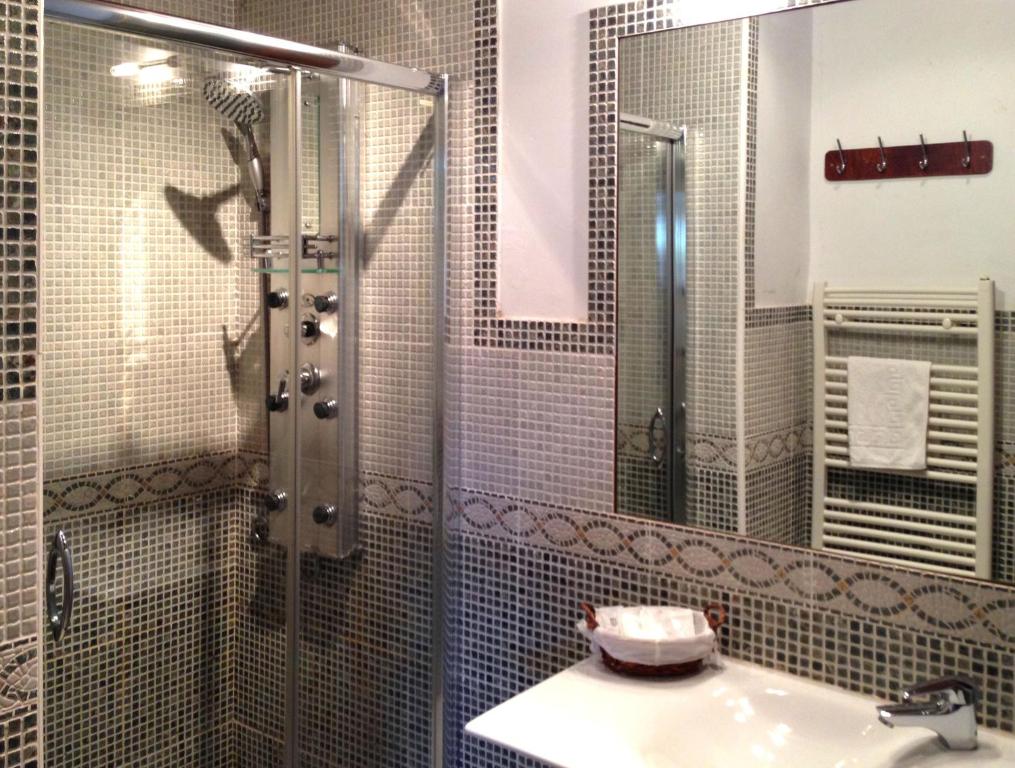 A bathroom at Apartamentos La Huertona