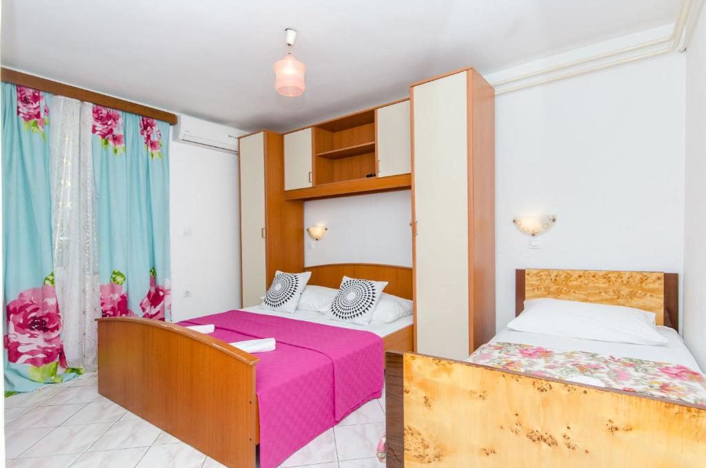Postel nebo postele na pokoji v ubytování Apartment and Rooms Ivan
