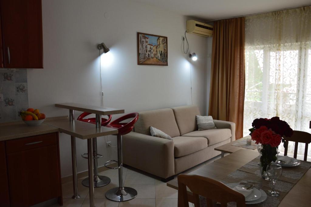 een woonkamer met een bank en een tafel bij Sofija in Bijela