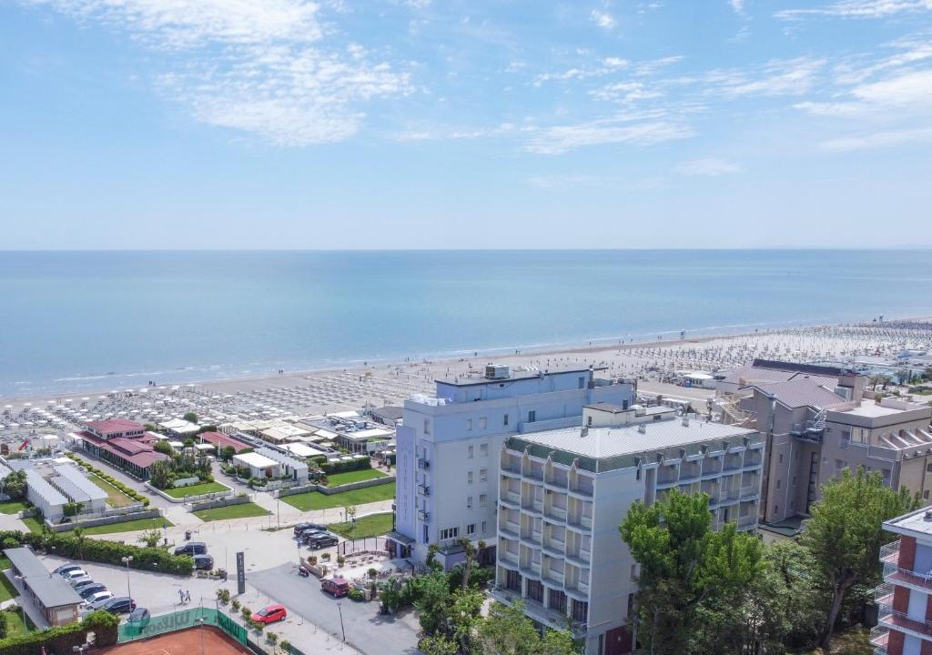 una vista aerea su una spiaggia e su edifici di Hotel Silver a Milano Marittima