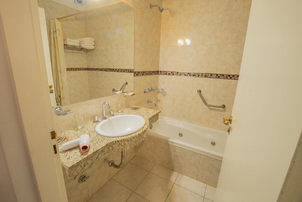 A bathroom at Apart Hotel Ayres De Termas
