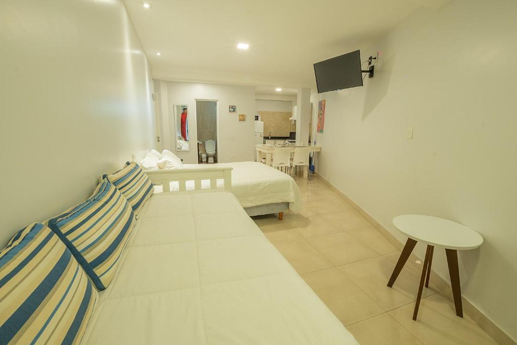 1 dormitorio con cama, mesa y mesa en Apart Hotel Ayres De Termas en Termas de Río Hondo
