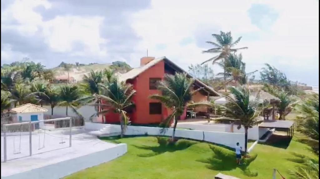 Maxaranguape的住宿－Casa Paraiso，前面有棕榈树的房子