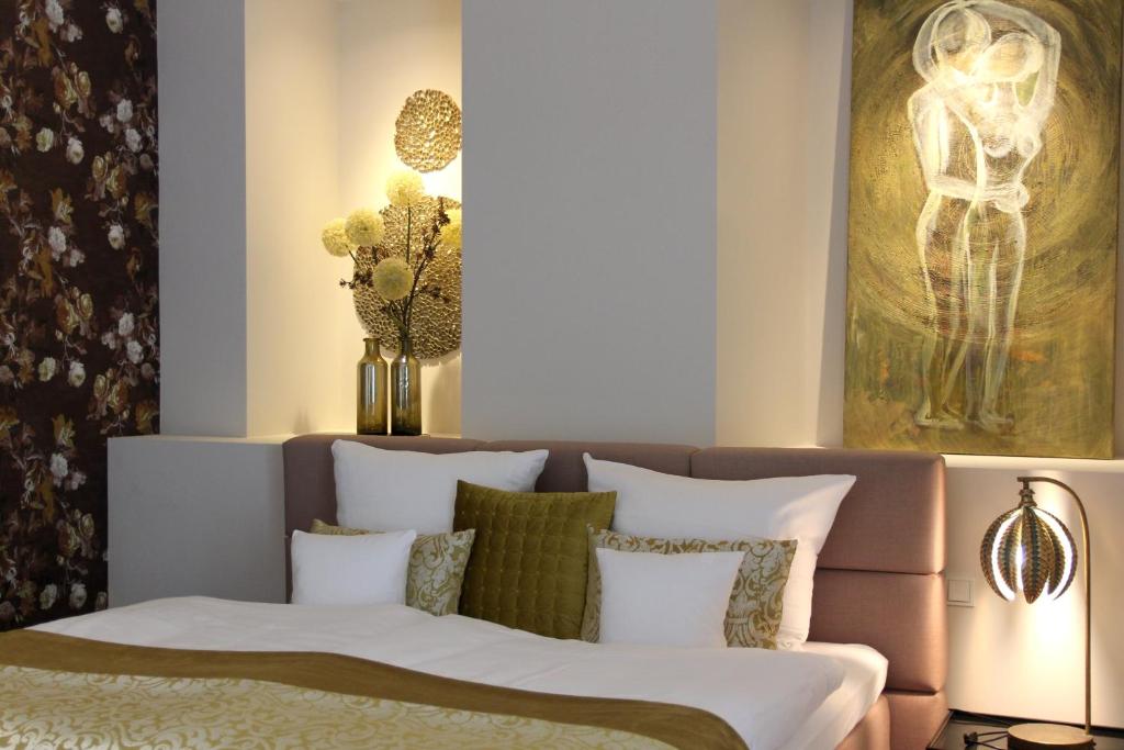 Un pat sau paturi într-o cameră la MOSELROMANCE - Luxuriös Entspannen - große Terrasse