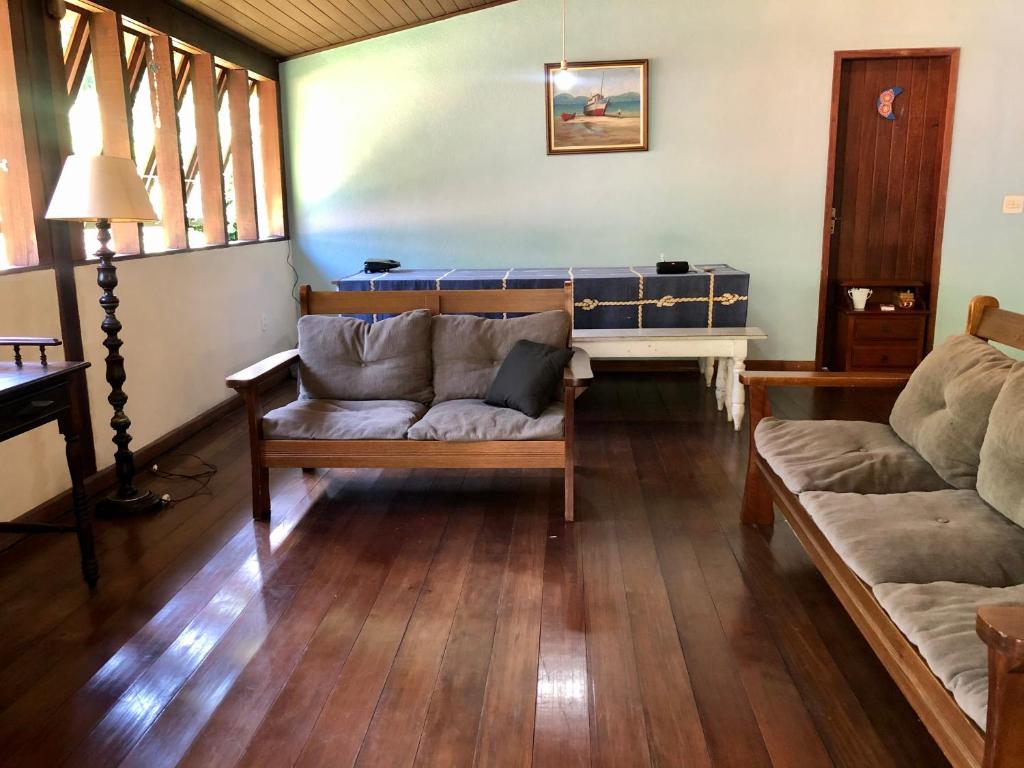  Casa em condomínio com piscina natural em Angra
