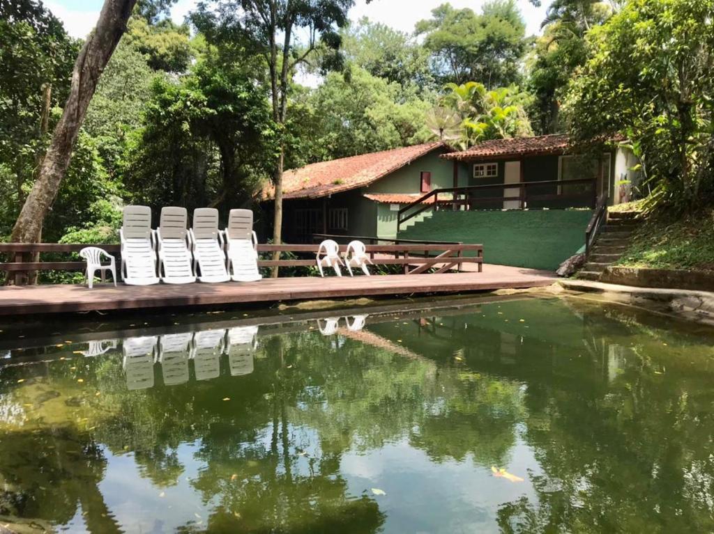  Casa em condomínio com piscina natural em Angra