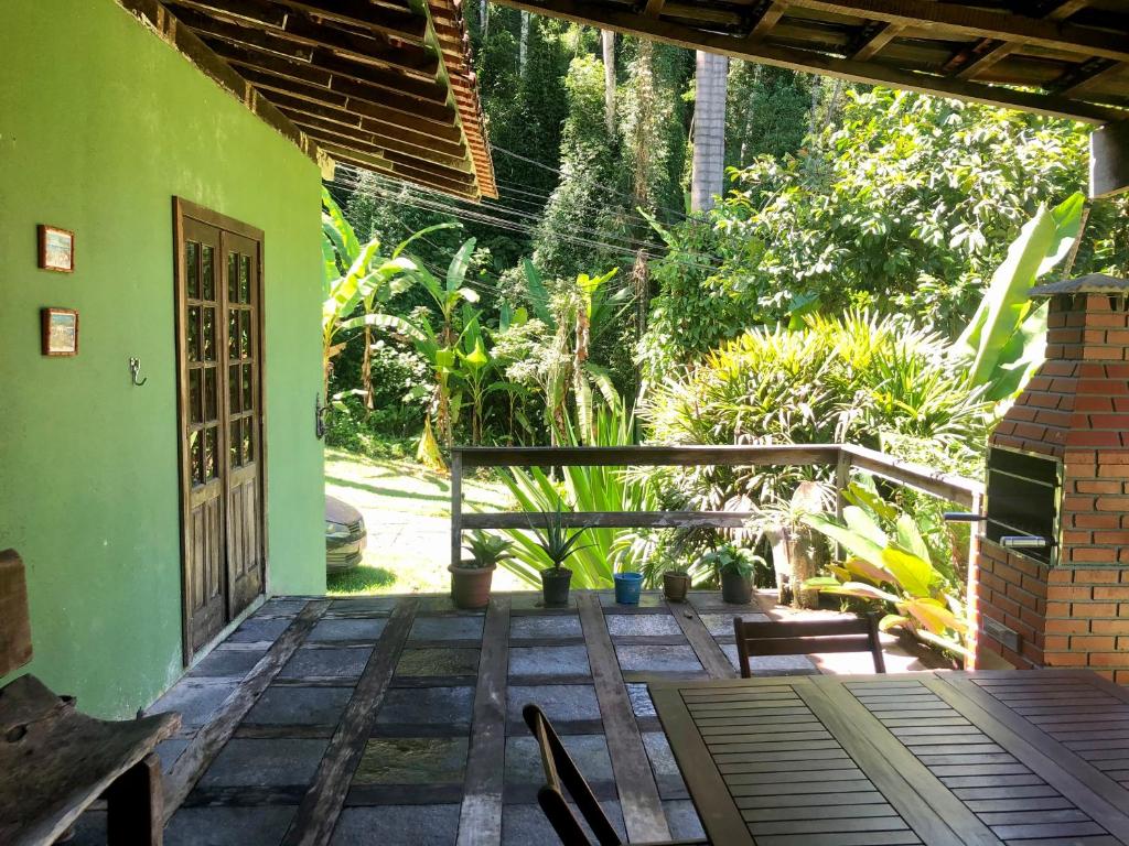  Casa em condomínio com piscina natural em Angra
