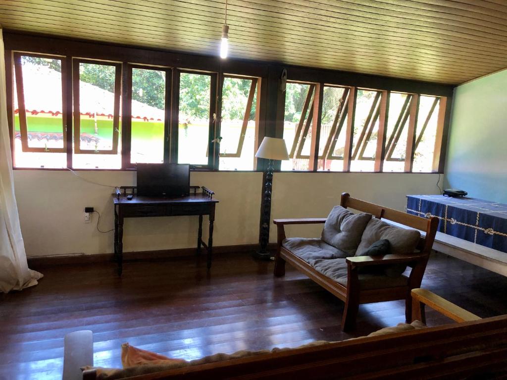  Casa em condomínio com piscina natural em Angra