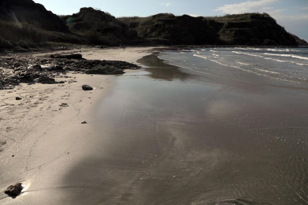 une plage de sable avec des empreintes de pieds dans le sable dans l'établissement Room in Susak with air conditioning, W-LAN (3865-4), à Susak