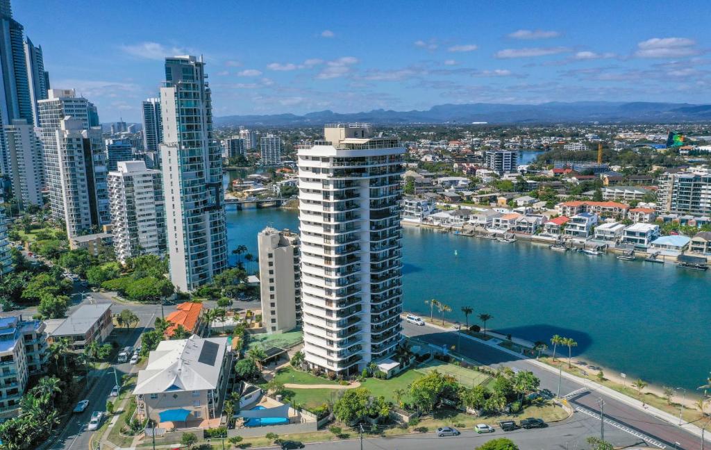 uma vista aérea de uma cidade e de uma massa de água em Spectrum Holiday Apartments em Gold Coast