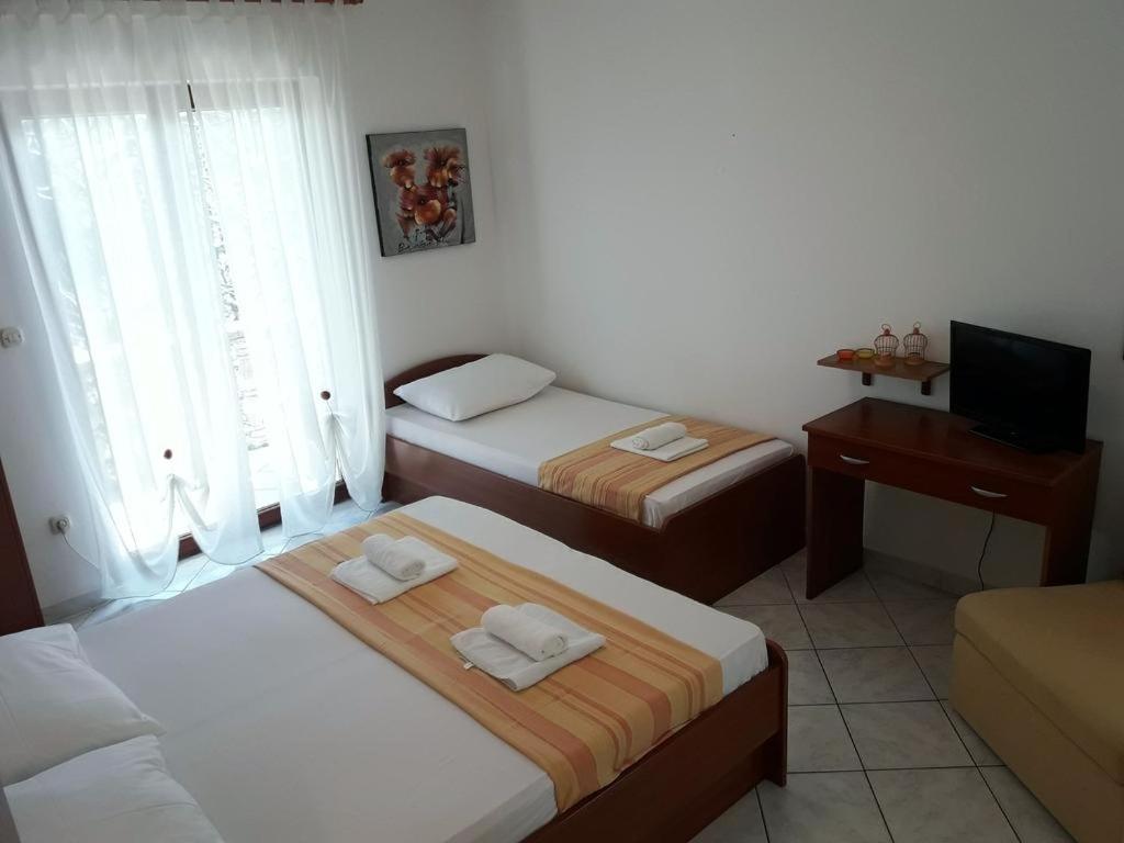 Łóżko lub łóżka w pokoju w obiekcie Apartment in Sukošan with sea view, terrace, Wi-Fi (4813-2)