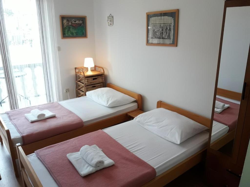 dwa łóżka w pokoju z oknem w obiekcie Apartment in Sukošan with sea view, terrace, Wi-Fi (4813-2) w Sukošanie