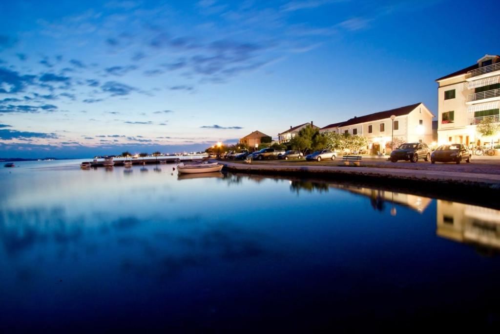 widok na rzekę z samochodami zaparkowanymi na ulicy w obiekcie Apartment in Sukošan with sea view, terrace, Wi-Fi (4813-2) w Sukošanie