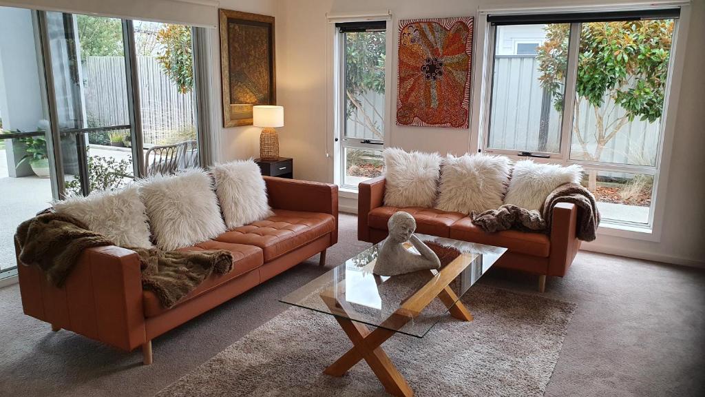 Sala de estar con 2 sofás y mesa en CHILL, en Port Sorell