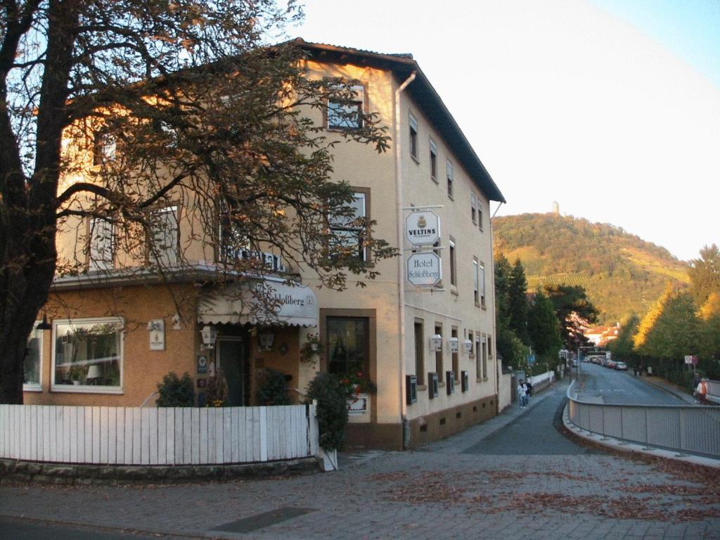 een gebouw aan de straatkant bij Hotel Schlossberg in Heppenheim an der Bergstrasse