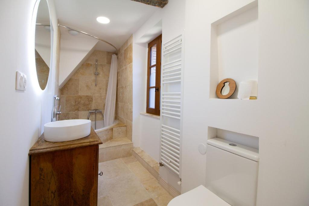 Koupelna v ubytování B&B du Couvent, chambre aux paons