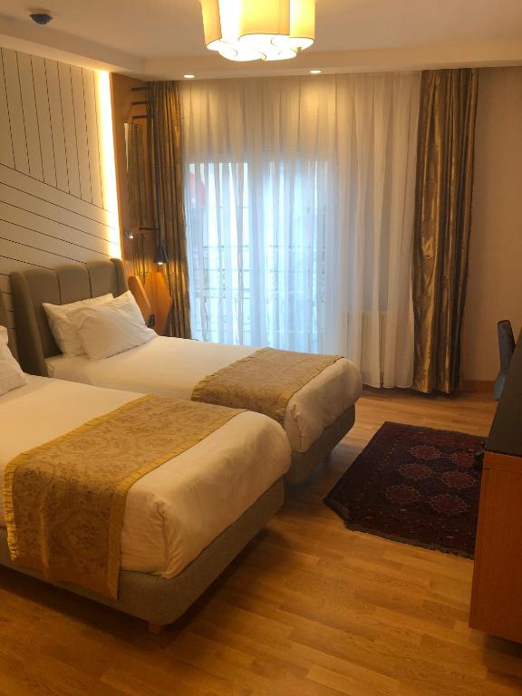 هتل می وود - Maywood Hotel، هتل می وود