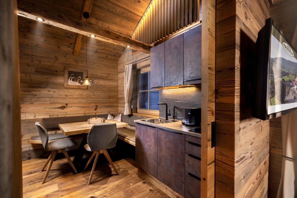 Kuchyň nebo kuchyňský kout v ubytování Sporerhof Dolomitenlogen