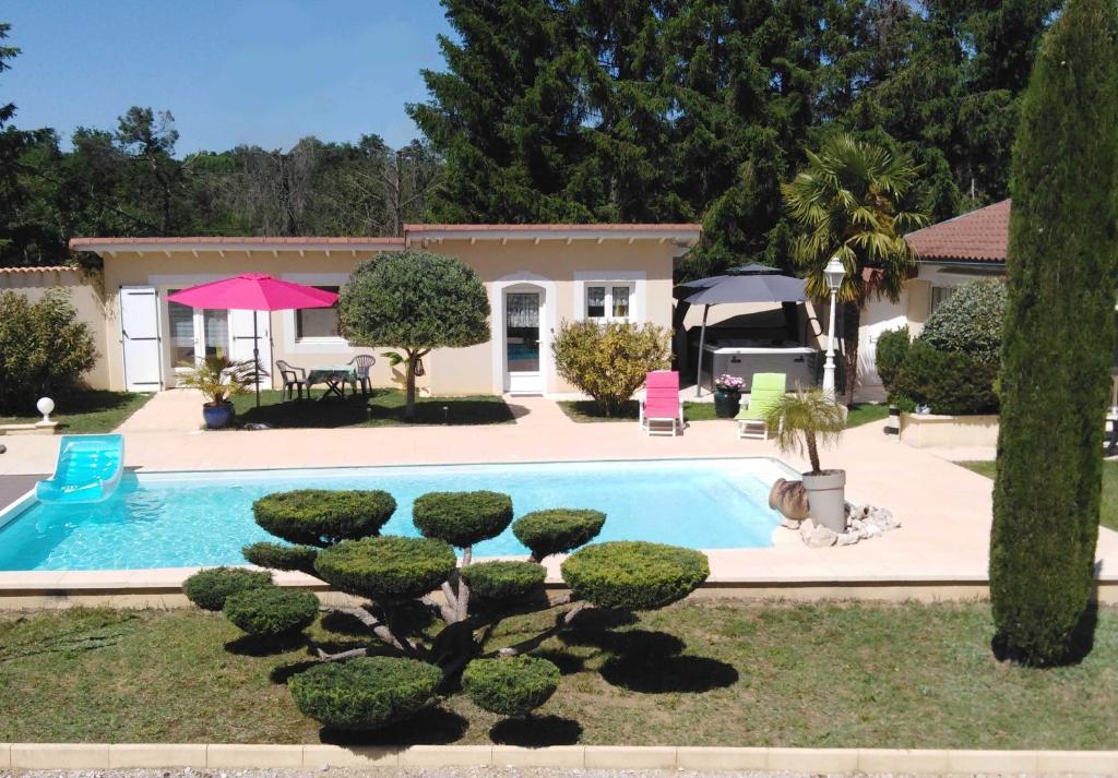 une piscine dans une cour avec une maison dans l'établissement CoeurAccords, spa & bien-être au calme NATURISTE toute l'année, à Saint-Bardoux