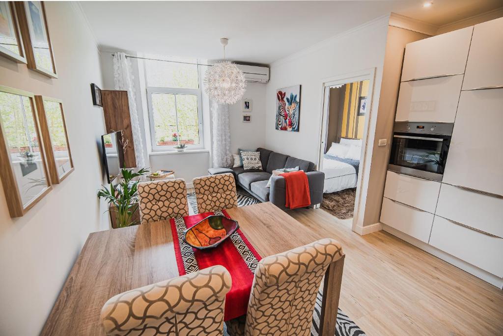 eine Küche und ein Wohnzimmer mit einem Tisch und Stühlen in der Unterkunft Apartment Dajana in Bovec