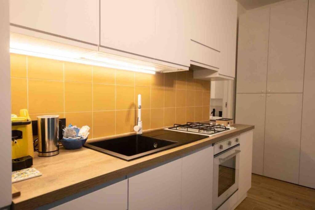 A kitchen or kitchenette at Queen's house Cefalù appartamento vicino il mare