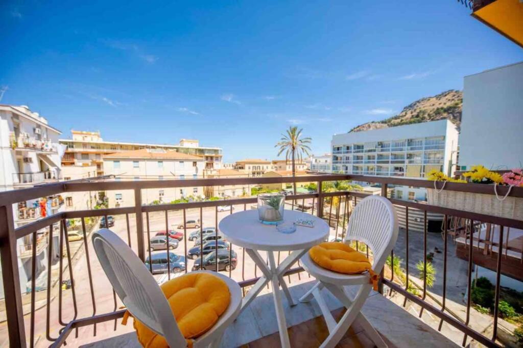 A balcony or terrace at Queen's house Cefalù appartamento vicino il mare