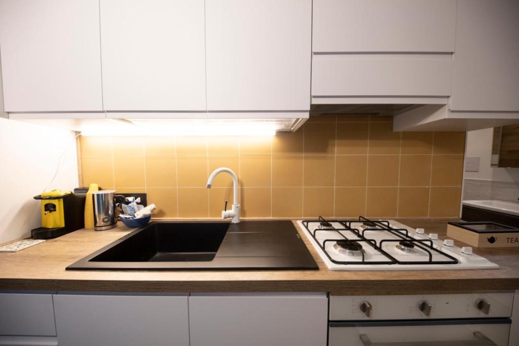 A kitchen or kitchenette at Queen's house Cefalù appartamento vicino il mare
