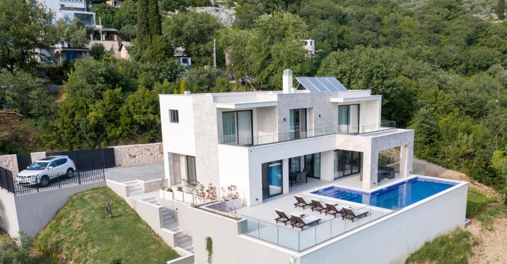 una vista aérea de una casa con piscina en Villa Zen Hill en Petrovac na Moru