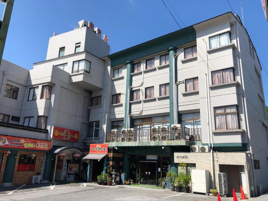 un gran edificio blanco con balcón en una calle en Garden Hotel Yamato, en Hikone