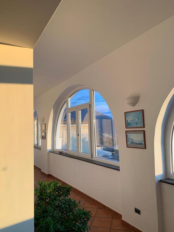 ヴィーコ・エクエンセにあるLa Casa Del Soleの窓の空き廊下