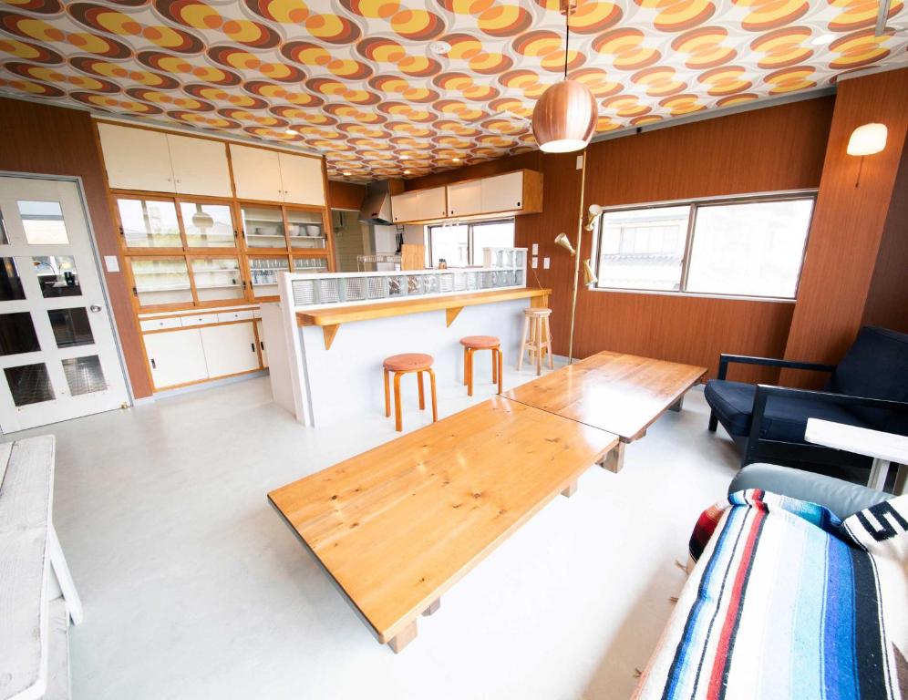 Kuchyň nebo kuchyňský kout v ubytování tune Hostel（ツネホステル館山）
