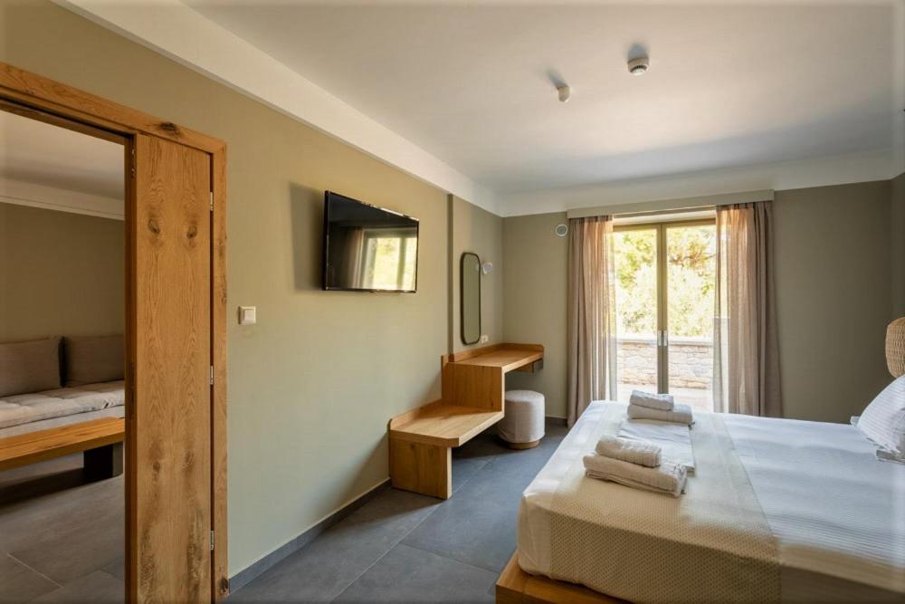 Diapori Suites Hotel - 19