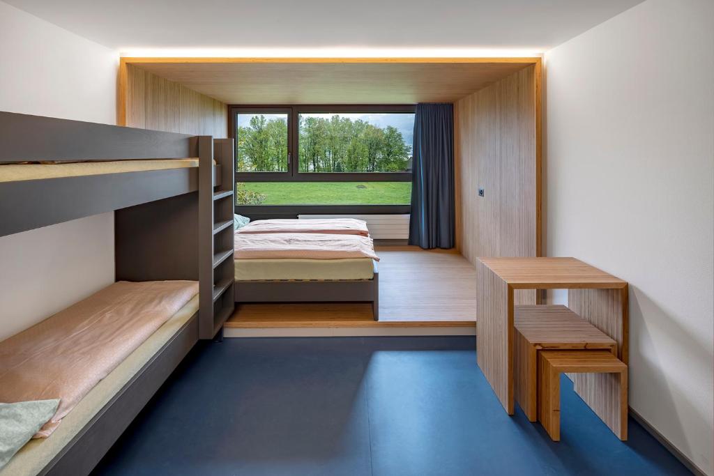 Postel nebo postele na pokoji v ubytování Rapperswil-Jona Youth Hostel
