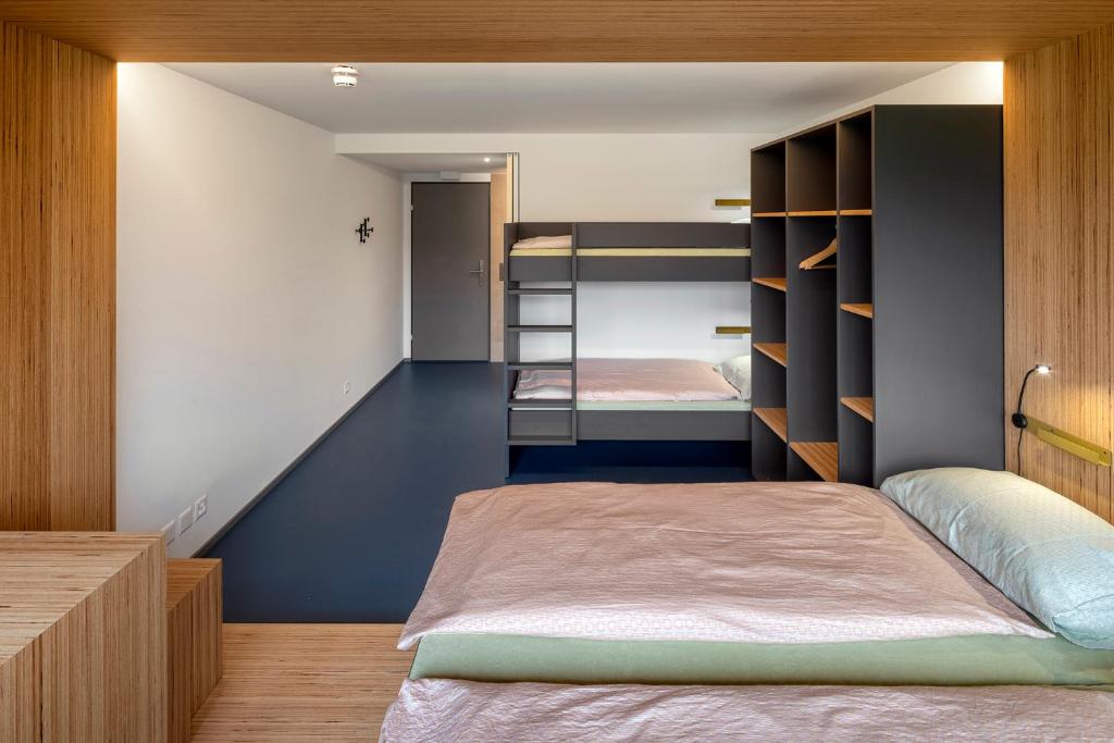 Postel nebo postele na pokoji v ubytování Rapperswil-Jona Youth Hostel