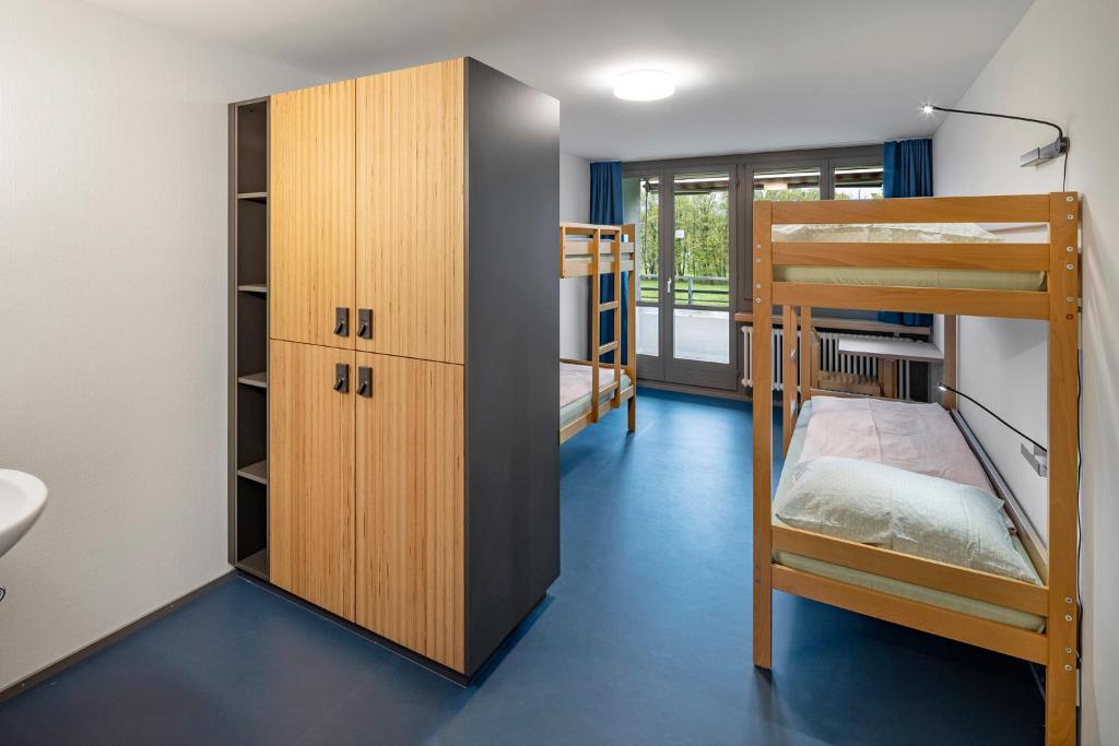 Postel nebo postele na pokoji v ubytování Rapperswil-Jona Youth Hostel