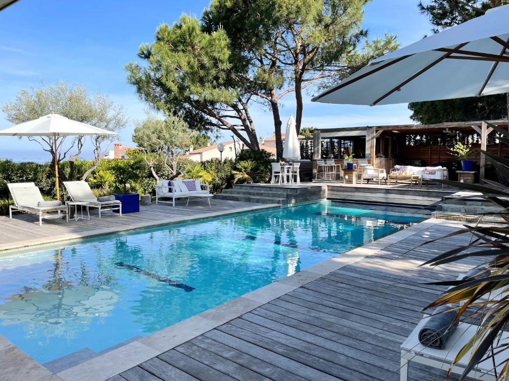 Les Suites d'Agosta tesisinde veya buraya yakın yüzme havuzu