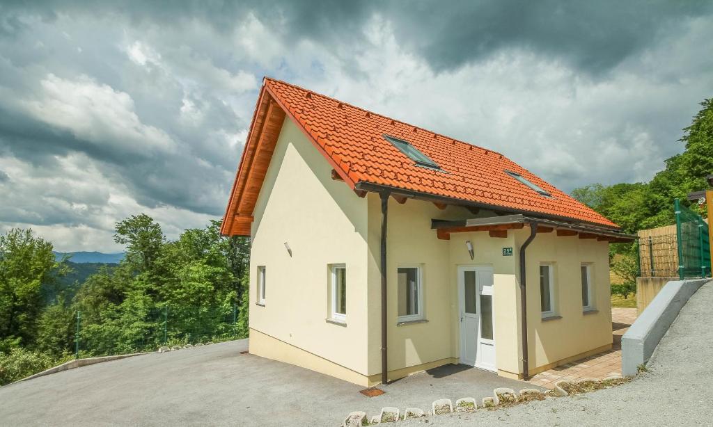 ein kleines Haus mit orangefarbenem Dach in der Unterkunft Holiday Home BOR in Podčetrtek