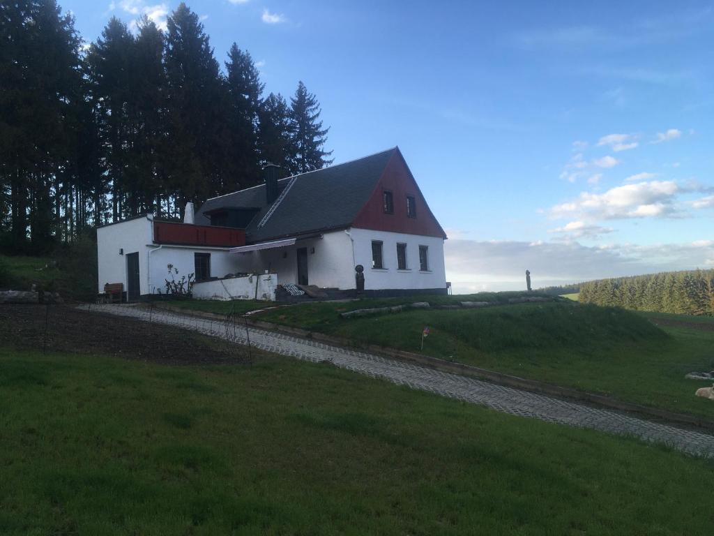 Das Gebäude in dem sich das Ferienhaus befindet