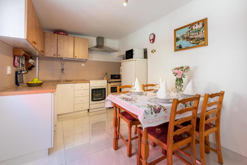 Kuchyň nebo kuchyňský kout v ubytování Holiday House Julija