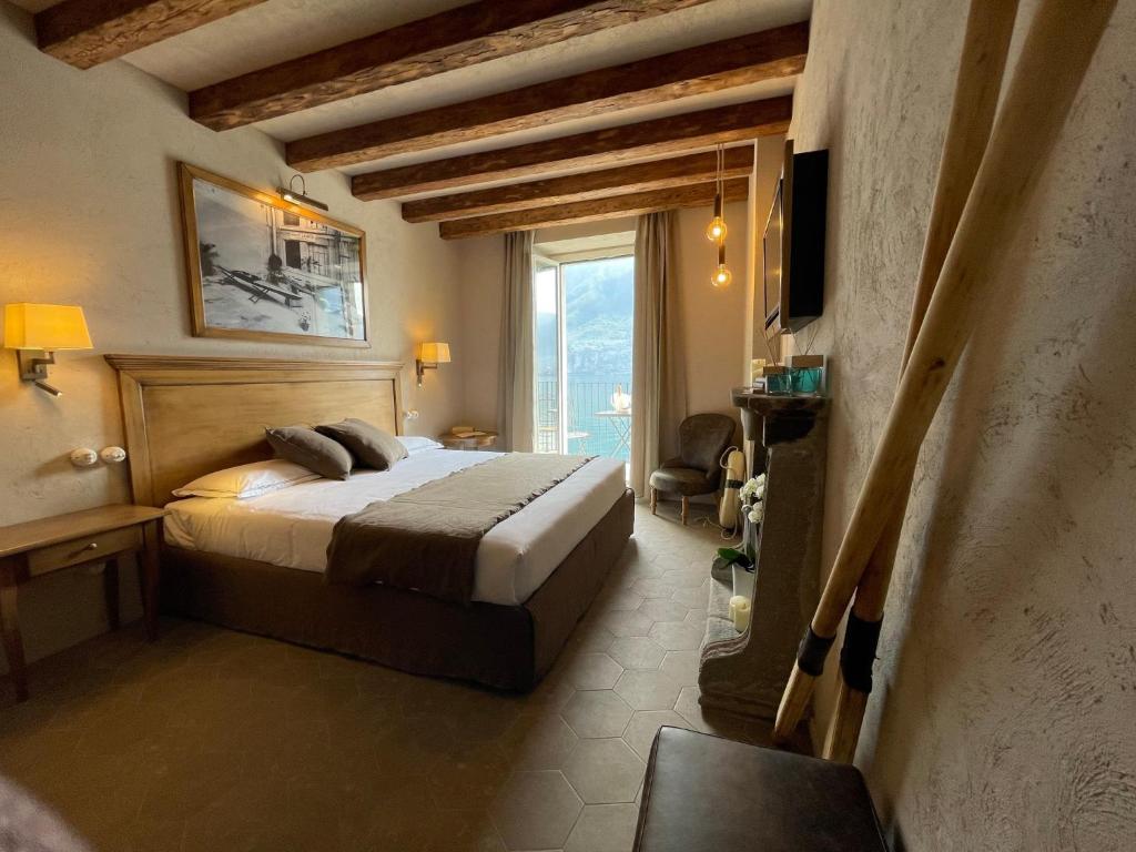 een slaapkamer met een bed en een groot raam bij Al Molo 5 - Lake Front in Oliveto Lario