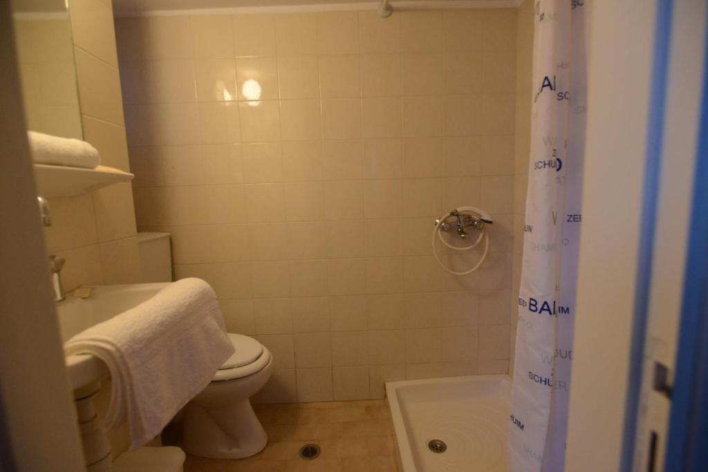 Koupelna v ubytování Argo Hotel